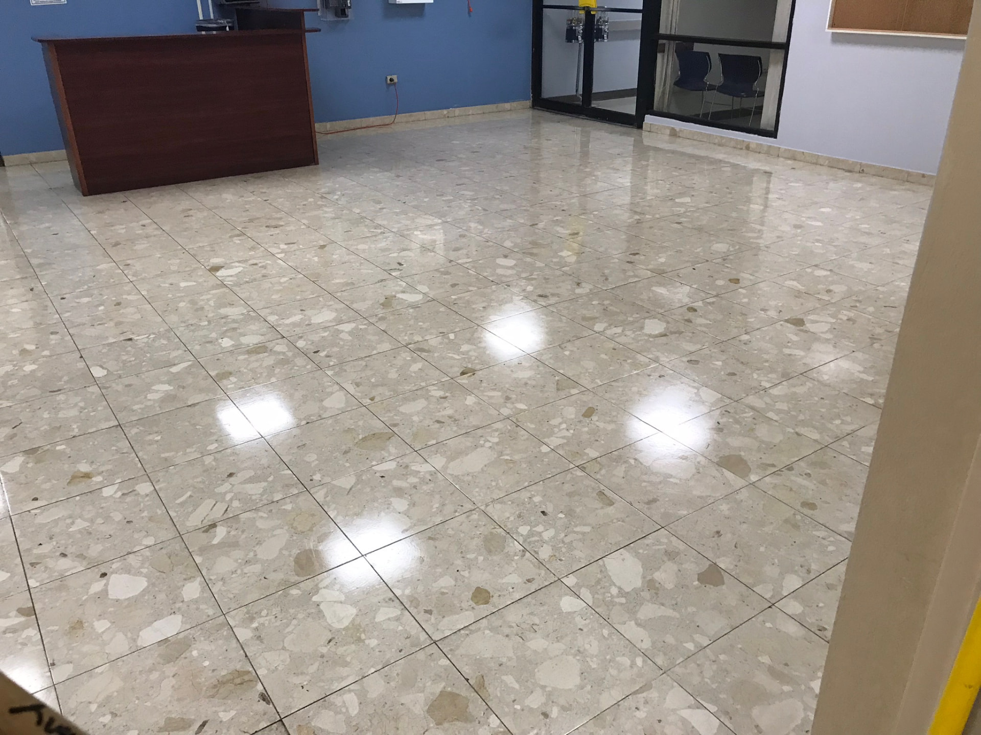 Piso de mármol restaurado con acabado brillante