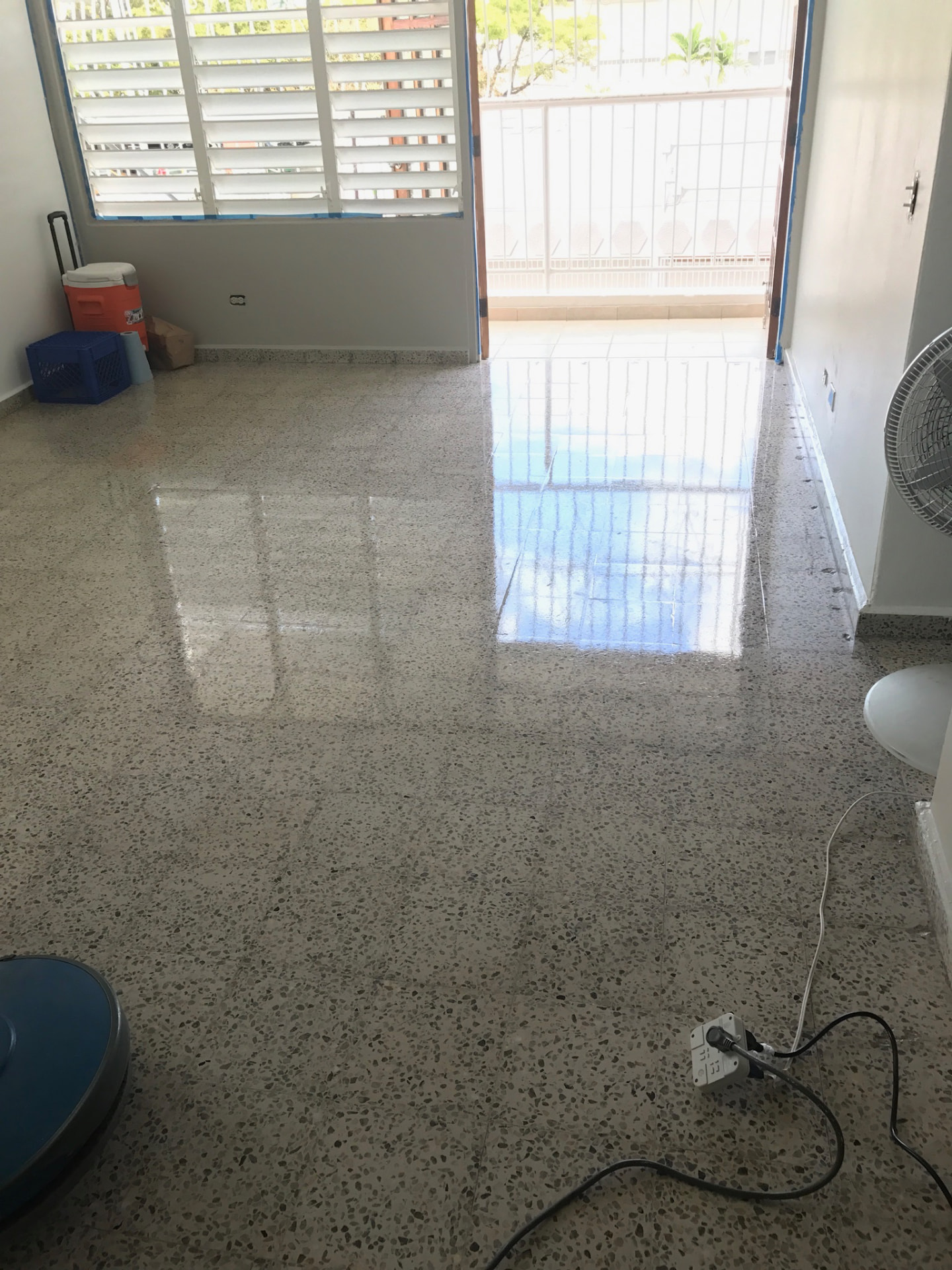 Piso de terrazo pulido con reflejo natural de la luz
